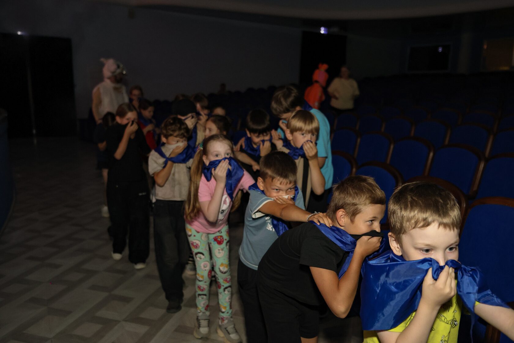 Летняя Большая пожарная игра в зрительном зале продолжается.